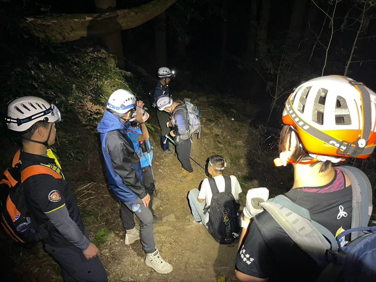50多歲登山客爬加里山體力不支!苗栗南庄消防出動5人平安護送下山