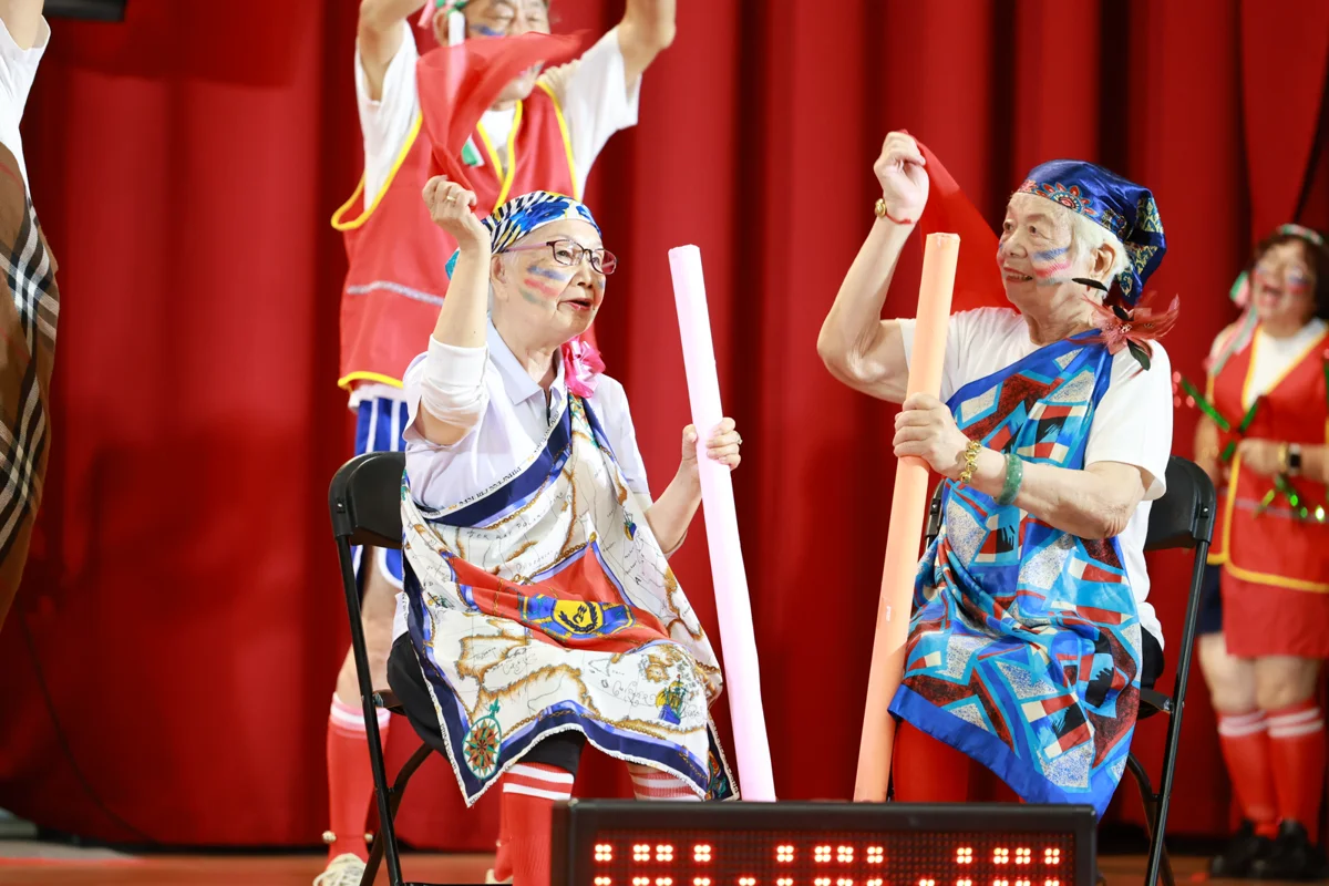台中阿公阿嬤活力Show登場!102歲人瑞登台飆舞,萬歲團嗨翻全場
