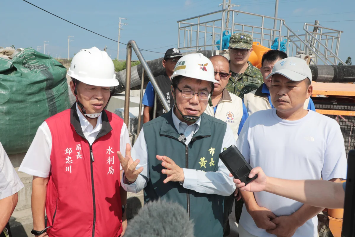 巴威颱風逼近!黃偉哲視察沿海防汛工程,今下班前宣布明日是否停班課