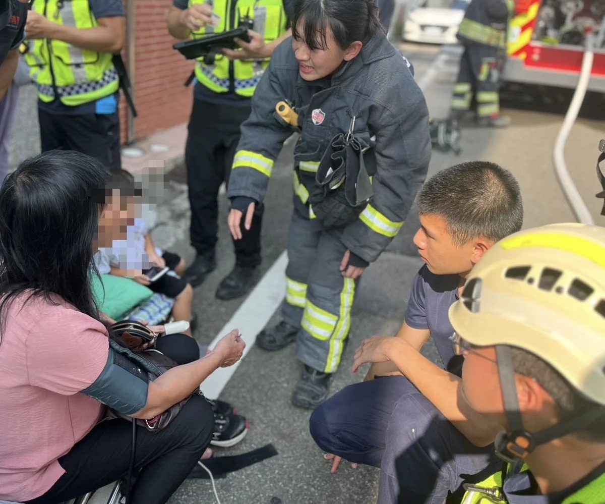 苗栗竹南住宅火警濃煙竄天!消防員勇闖火場 成功救出3受困民眾