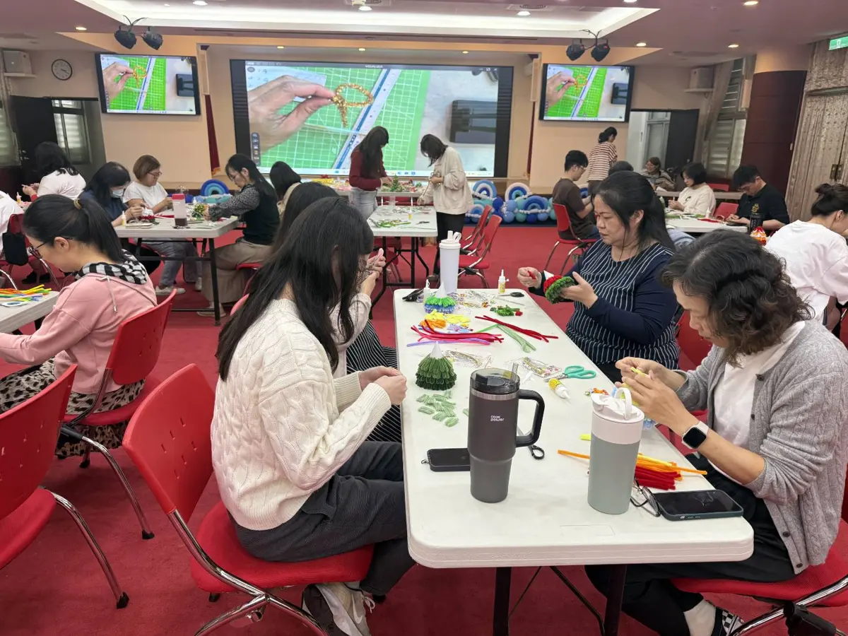 花蓮縣府變身手作坊!徐榛蔚陪同仁做「毛根聖誕樹」溫馨迎佳節