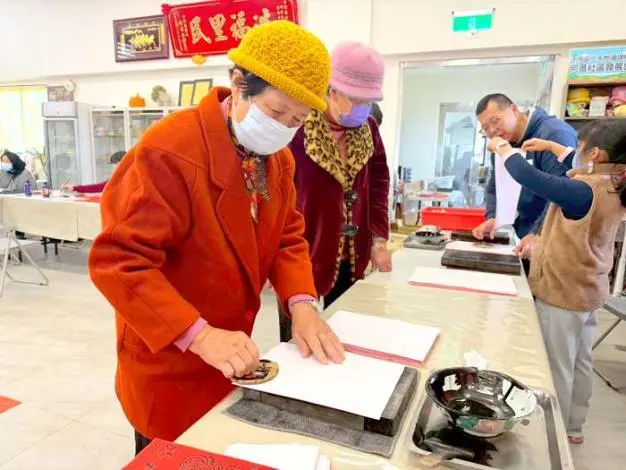 金門何厝社區迎新年!書法名家揮毫送春聯、親子體驗門神拓印超有趣