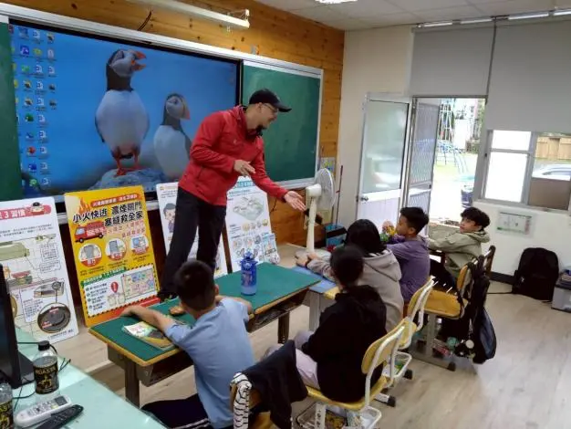 火場保命新觀念!泰安消防隊親授汶水國小師生「濃煙關門」求生術