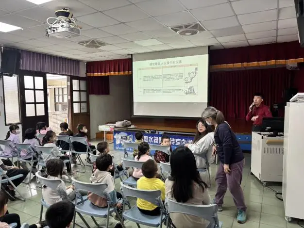苗栗豐林國小學防火！消防員親授「拉瞄壓掃」口訣、揪出校園用電地雷