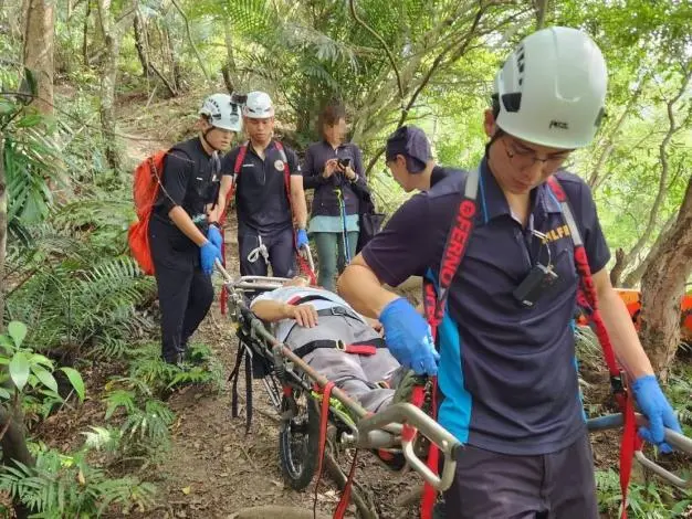 苗栗鳥嘴山驚魂!登山客摔傷血流滿面 警消9人急救援護下山