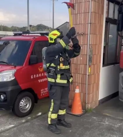 苗栗消防硬漢操練!頭屋分隊「十三項空氣消耗測試」模擬火場極限挑戰