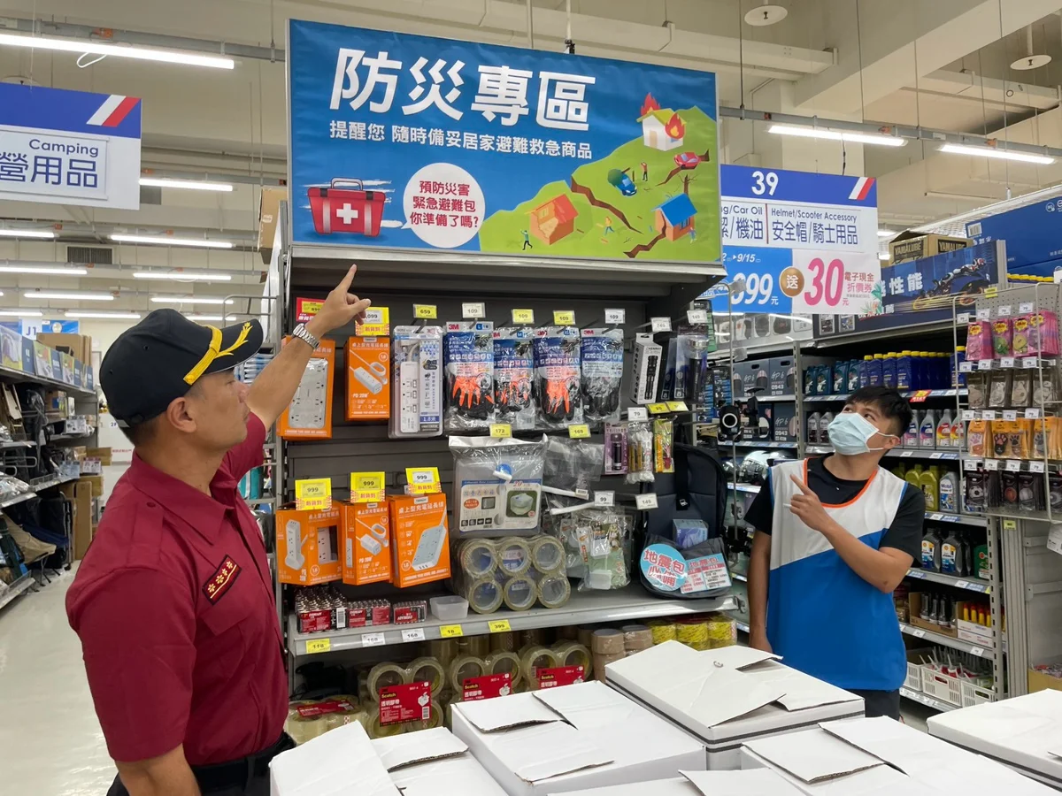 國家防災日將至！高雄右昌消防分隊攜手量販店設「防災專區」 呼籲提早準備