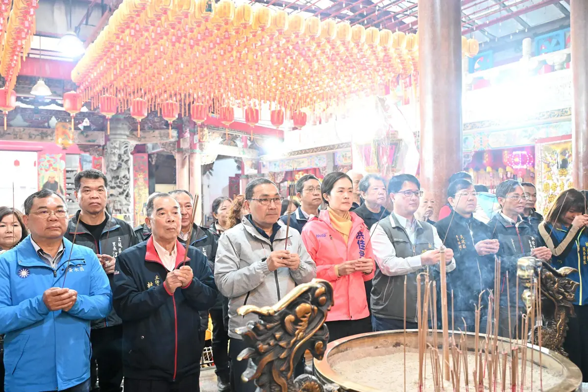 初四接神!侯友宜連跑土城、中永和4宮廟祈福 親發福袋願市民豐衣足食