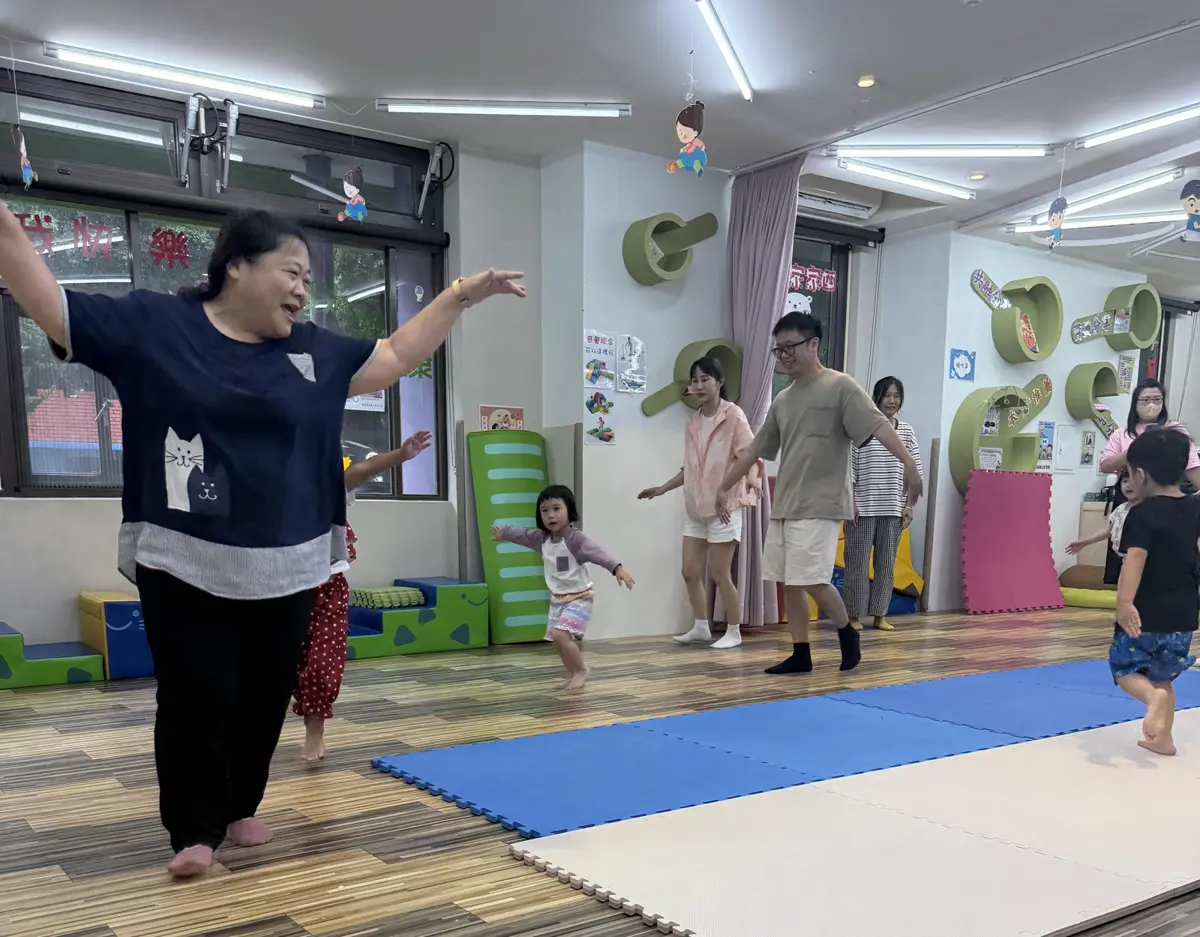 陸上也能划龍舟!新北早資中心推「親子感統遊戲」 讓孩子玩出好感情