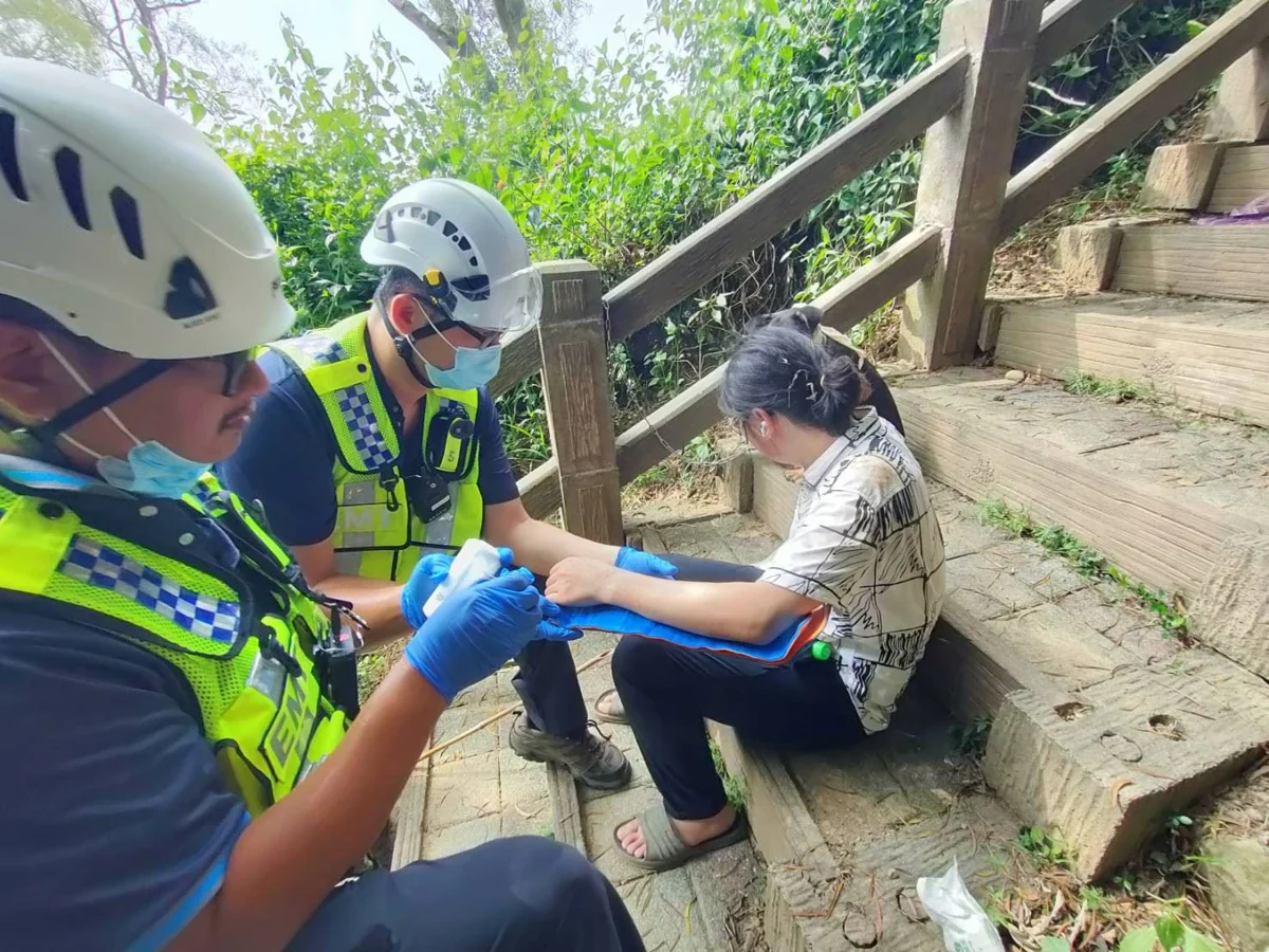 愛犬突暴衝！苗栗民眾慘摔邊坡左手骨折 消防急救援送醫