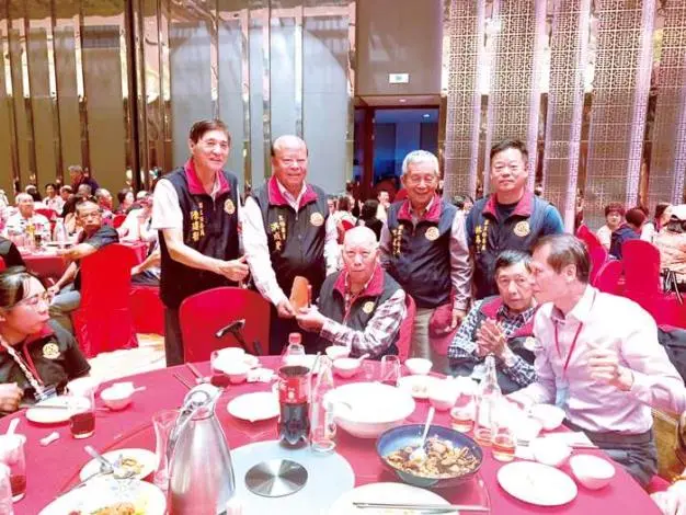 烈嶼472人跨海謁祖!主委洪成發暖心贈紅包,耆老感動:圓了畢生心願