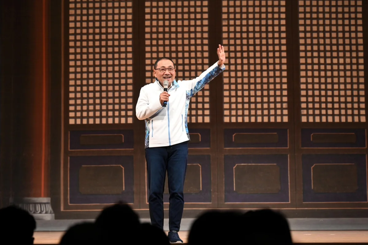 新北敬老歌仔戲熱鬧開演!侯友宜親自敲鑼 府會聯手大展演技