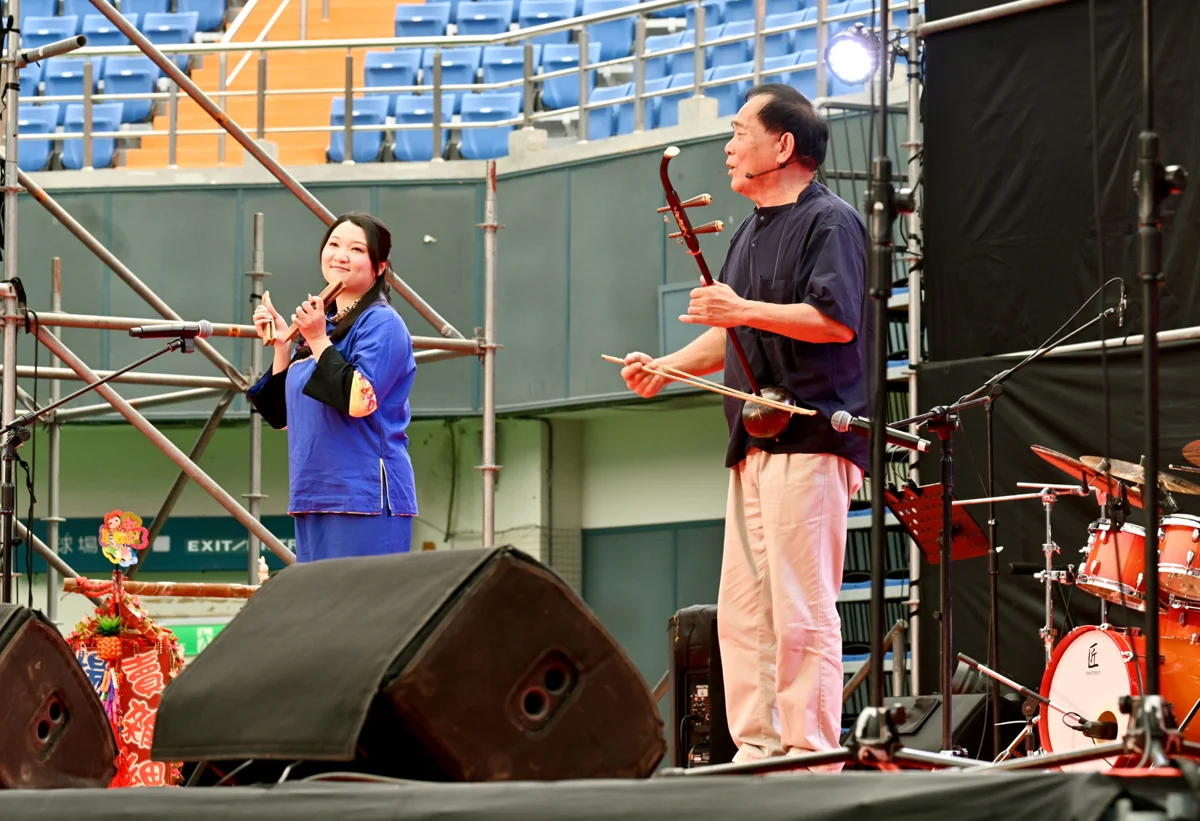 苗栗市客家歌手演唱會熱鬧登場！鍾東錦驚喜獻唱「平板」全場嗨翻