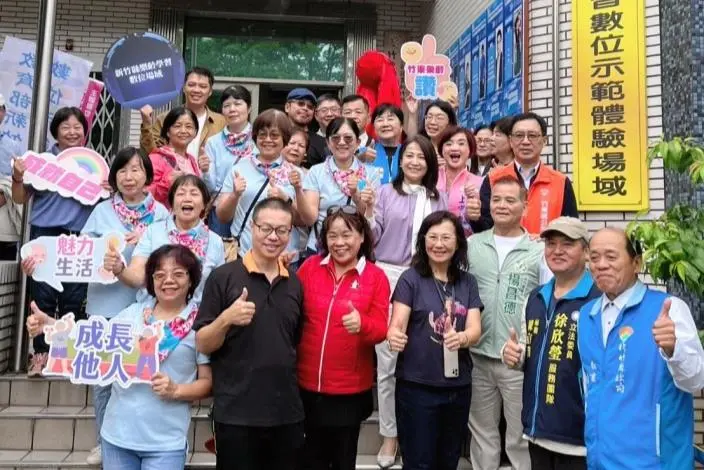 新竹阿公阿嬤不服老!學拍片、錄Podcast,首座樂齡數位場域在竹東啟用