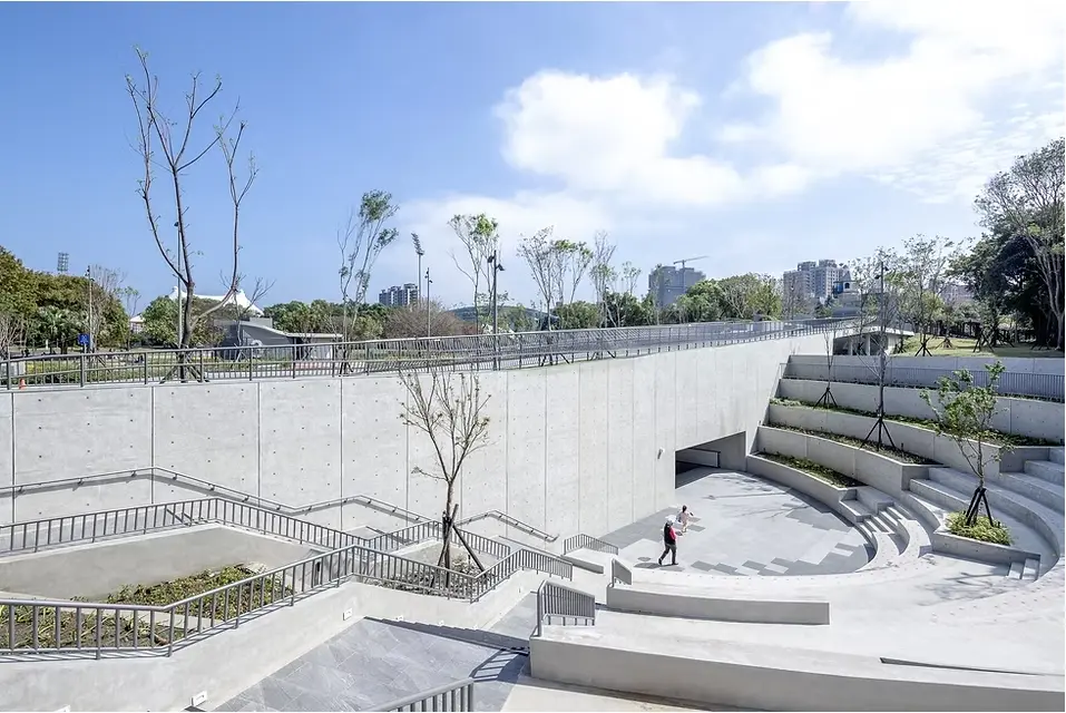 別再跳了!新莊運動公園廣場地磚竟是「環保排水系統」,羽球一打就破市府急修補