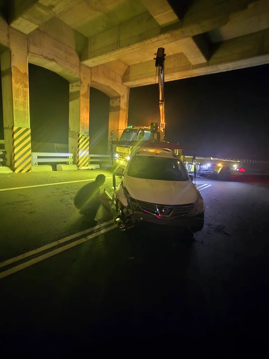 驚險!台9線太麻里路段遭巨浪突襲 車輛失控撞護欄2傷送醫
