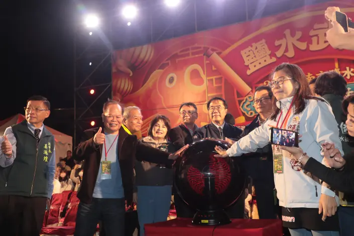 鹽水蜂炮吸60萬人朝聖！黃偉哲啟炮祈福 3座LED炮城震撼元宵夜