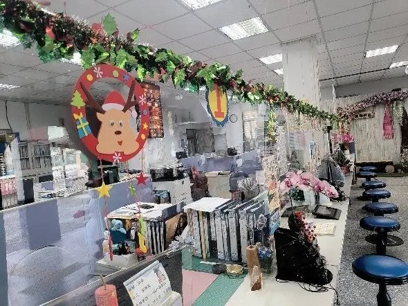 戶政所不再冷冰冰！花蓮萬榮鄉聯手教會送暖，聖誕布置、廟口宣導零距離
