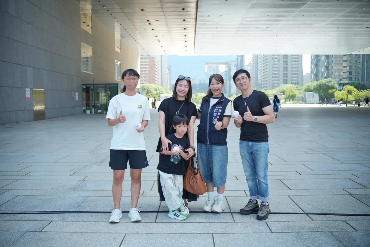 中華隊5比1擊退中國奪銅!台中市府1300吋大螢幕直播嗨翻 幸運兒抱走英雄簽名球