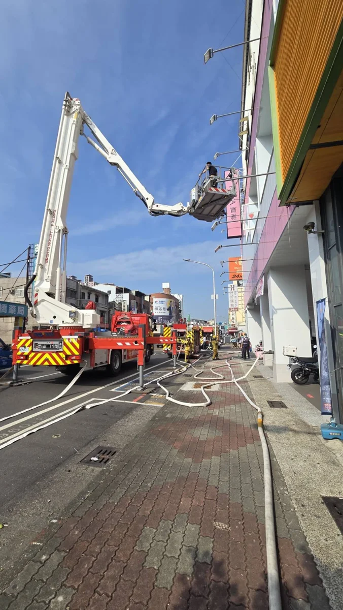 高市消防局聯手寶雅天祥店演練!5大消防分隊總動員,強化賣場火災搶救與MAYDAY自救力