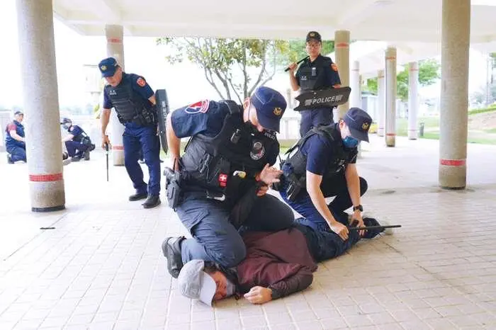 驚見歹徒隨機砍人還挾持人質?金門警「快打」演練超逼真