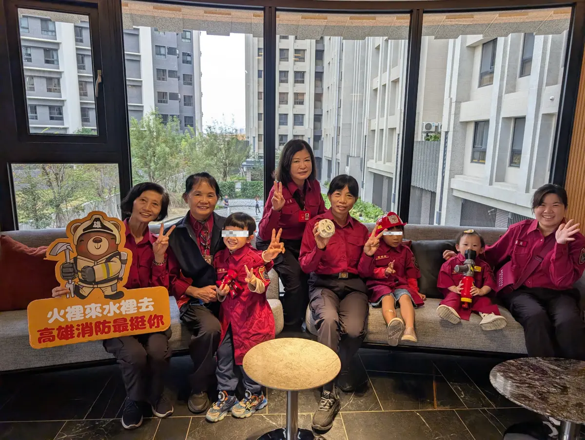 鳳山社區飄年味!消防員現身「銳揚新世代」送防火大禮包,百位居民讚:超實用!