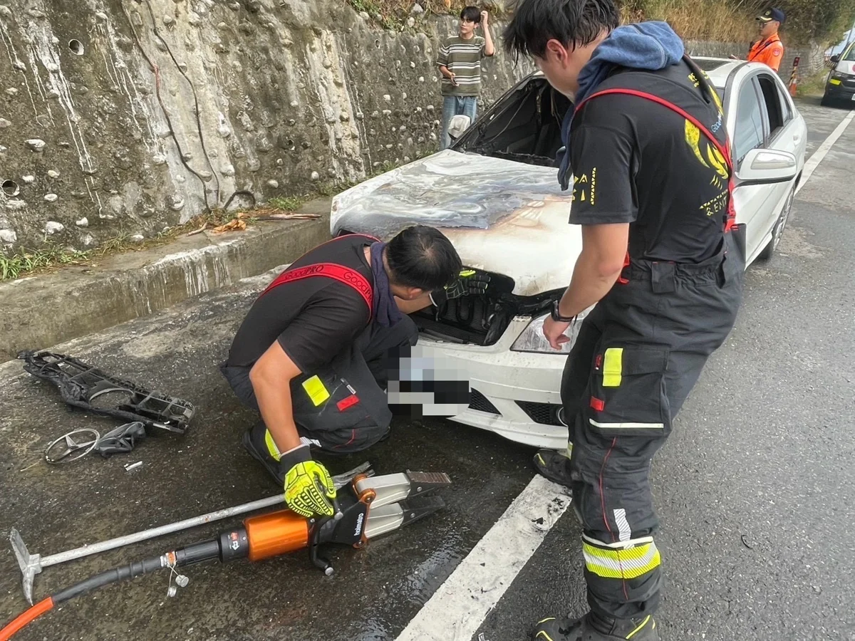驚險!大武鄉加津林橋火燒車 駕駛急逃生警消馳援保平安