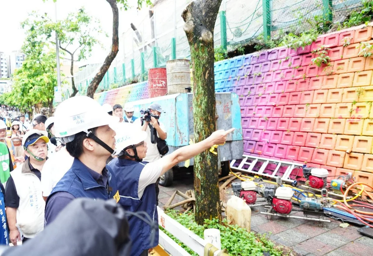 白海豚颱風強襲!蔣萬安急赴內湖視察邊坡工程 命新工處加速整治