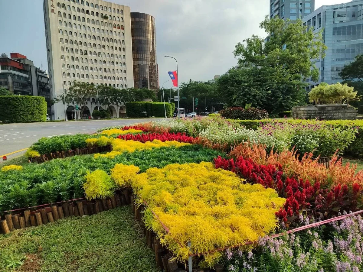 國慶必看美景!北市仁愛圓環1688盆花海盛放,雙十打卡熱點大公開