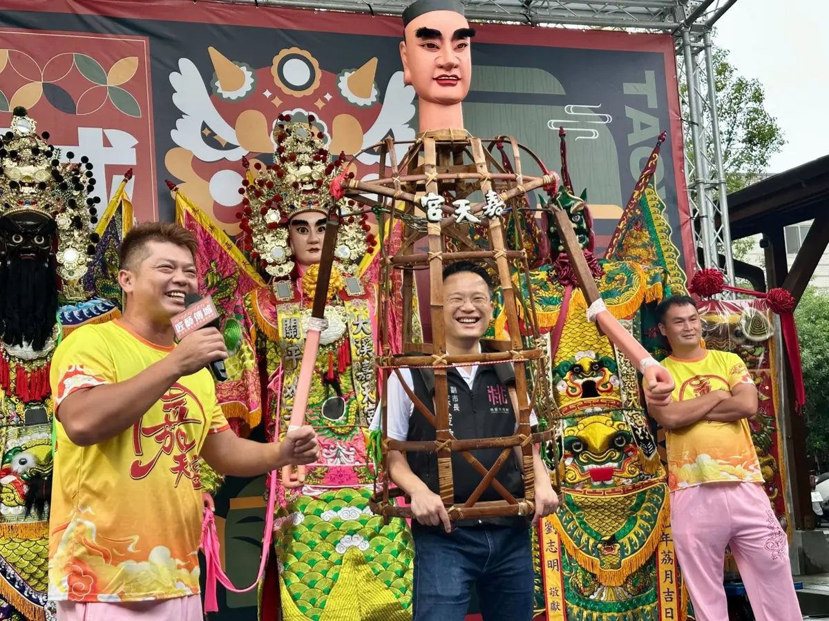大溪百年社頭文化超熱血！副市長蘇俊賓親扛神將登場，展現「練家子」真功夫