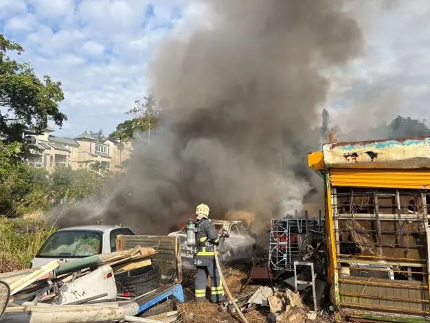 苗栗銅鑼驚傳火警!台13線旁廢車場7車連環燒 熊熊烈焰畫面曝光