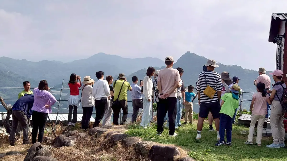 新社鷹浪太壯觀！數百人國慶連假追鷹，灰面鵟鷹、赤腹鷹齊現蹤