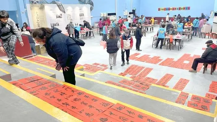 金沙戲院不看戲!千人排隊領春聯 書法名家現場揮毫迎新年