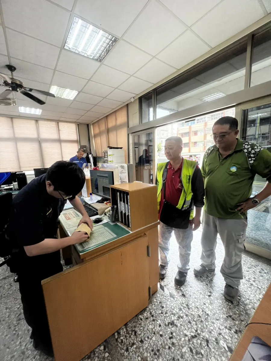 台中大肚清潔隊清運廢家具 驚見50萬現金！一小時火速物歸原主