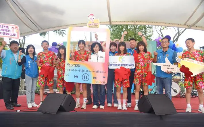 苗栗車站變身大舞台!200位青少年熱舞開唱,副縣長邱俐俐也跟著跳起來!