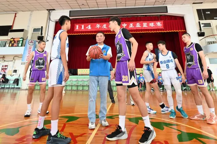 全國中正盃籃球賽苗栗開打!逾4千選手齊聚,縣長鍾東錦熱血開球