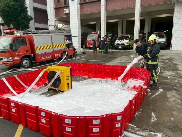 電動車火燒車怎麼辦?苗栗消防隊演練「泡水降溫」滅火新戰術!