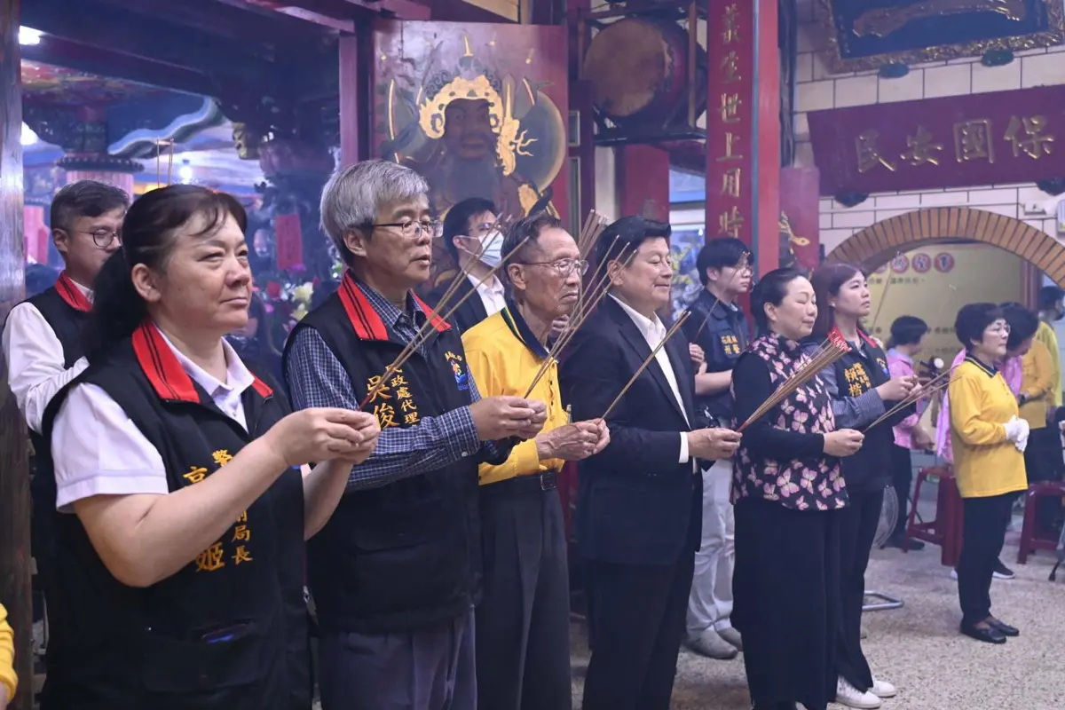 新城天公生千人擠爆！徐榛蔚、傅崐萁現身嘉里保安宮發福袋，人龍綿延巷弄
