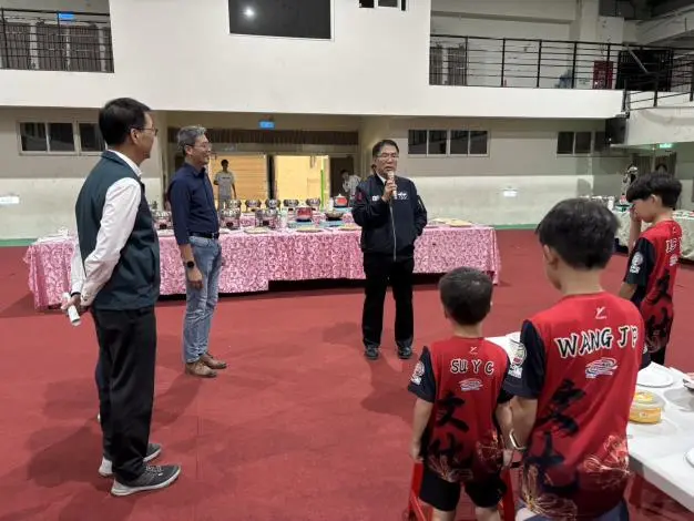台南之光!文化國小羽球隊全國盃摘雙冠,市長黃偉哲辦桌Buffet慶功