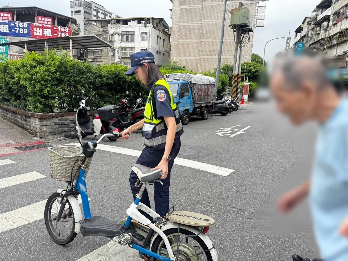 酷暑騎車險中暑!8旬翁癱坐路邊 北投警暖心救援