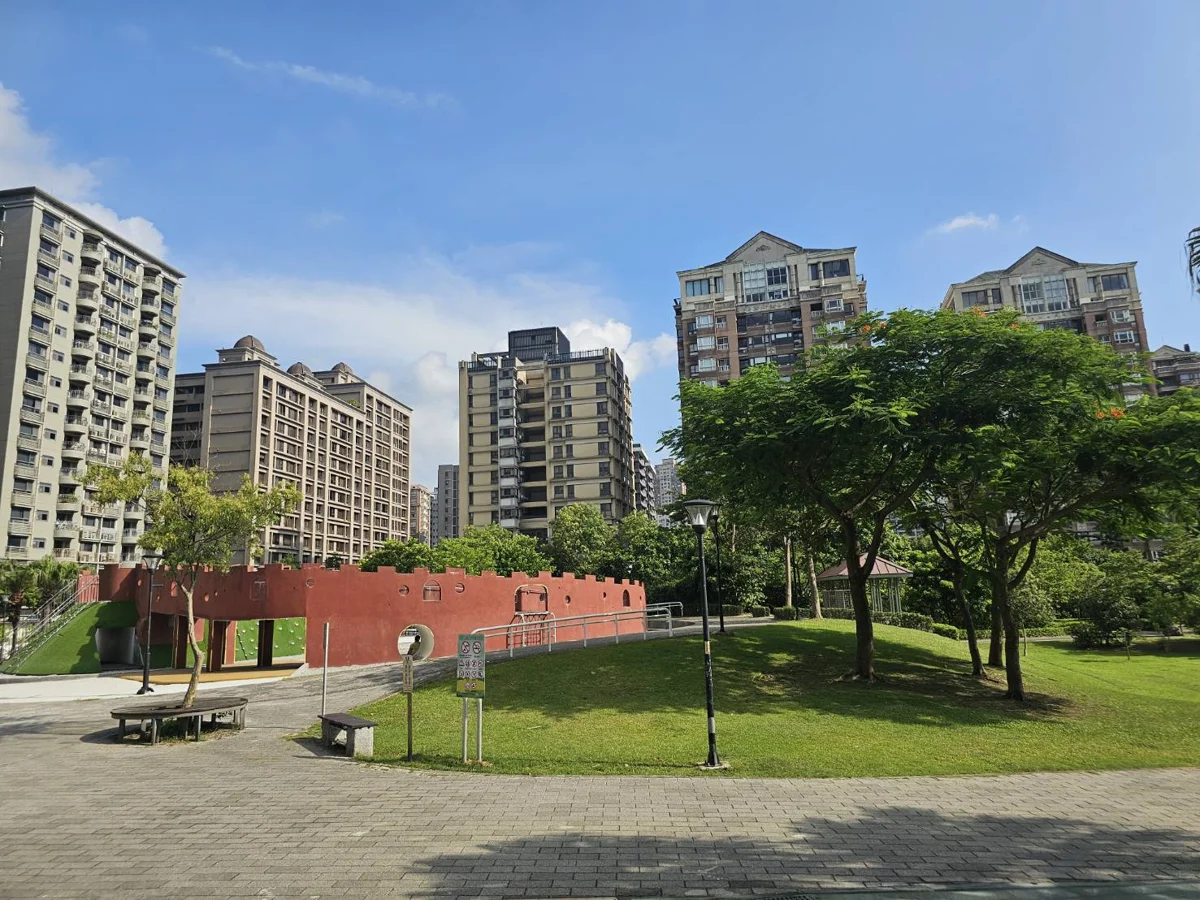 淡水超好玩新亮點!公8公園「紅毛城」主題遊戲場大公開,巨型溜滑梯超吸睛