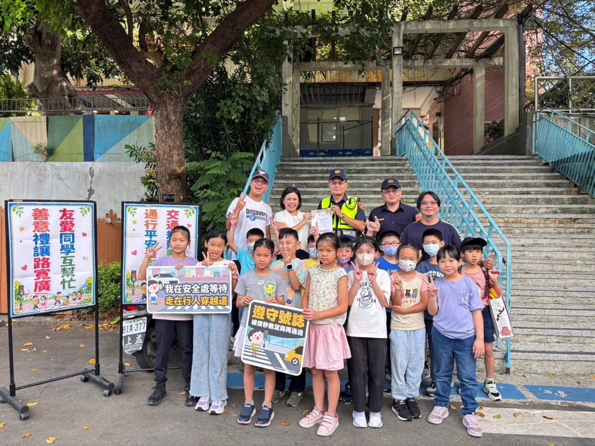 開學日防亂象!北投警出動「超萌大頭娃娃」護童 15所國小交管攻略大公開
