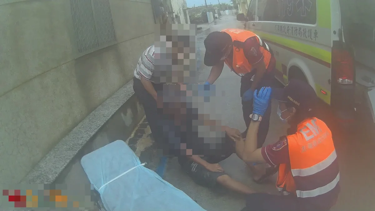 雨中醉倒路旁險象環生!馬公警消聯手護送泥醉男平安返家