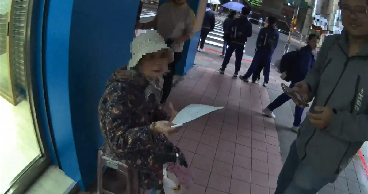 內湖嬤獨坐路邊「我是誰?」暖警巡邏車當時光機 溫馨護送結局超感人