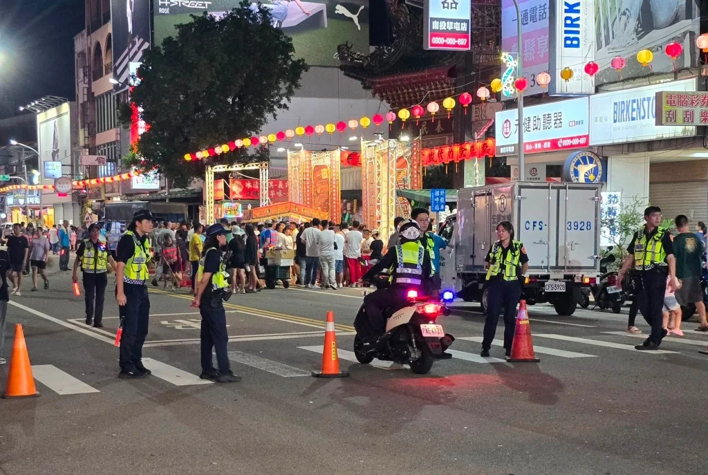 草屯惠德宮城隍爺遶境熱鬧登場!警民攜手護平安 暖心一幕感動外地客