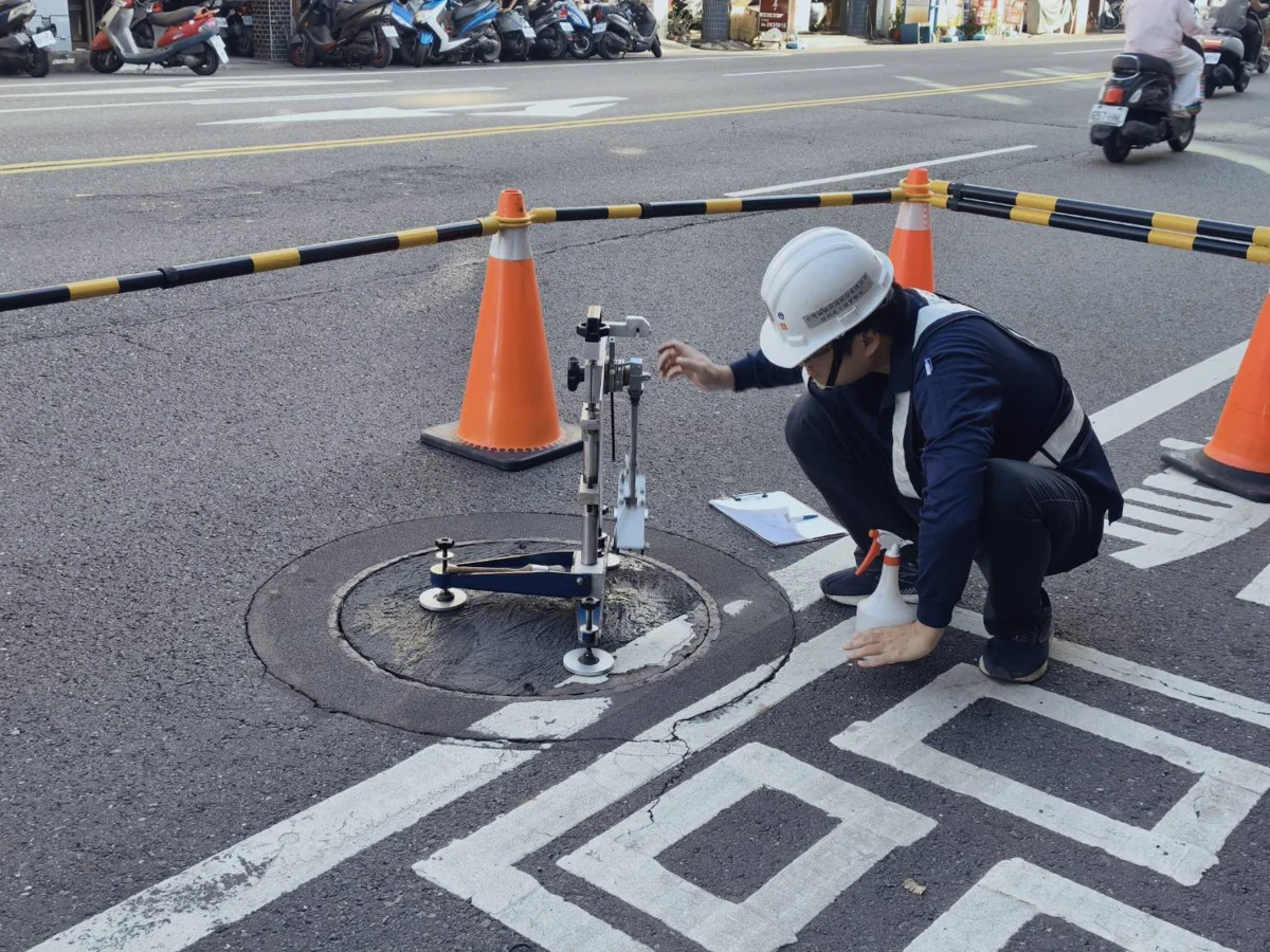 機車族安心騎！台南市近20萬座道路孔蓋完成抗滑改善 目標117年底全面達標