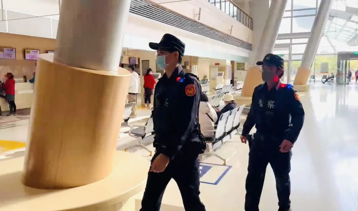 朴子警新招!白天也開「肩上警示燈」 效法汽車日行燈讓罪犯無所遁形