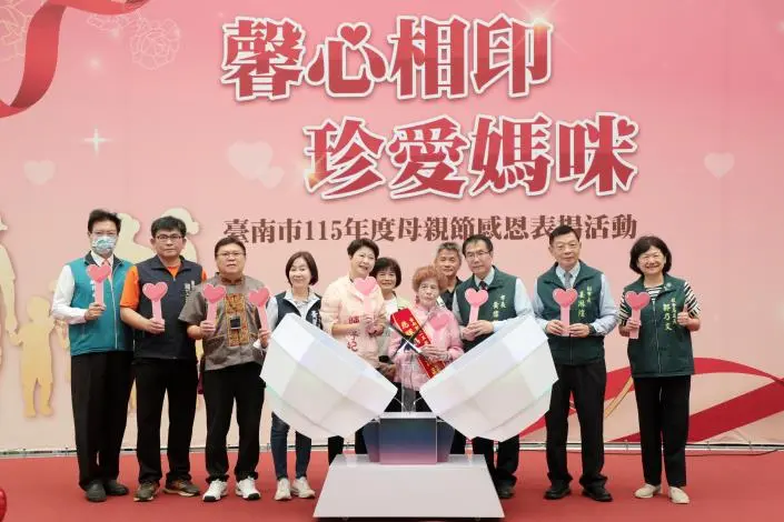 台南母親節表揚溫馨登場!黃偉哲頒獎56位模範母親,89歲樂活阿嬤成焦點