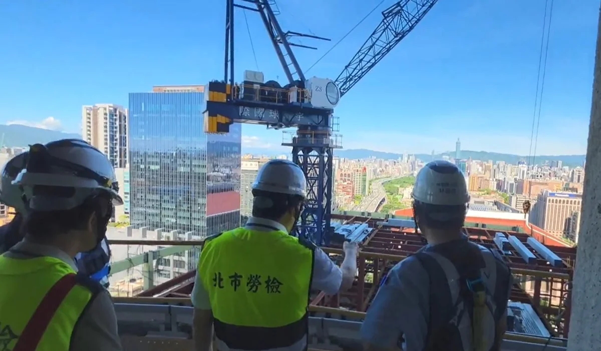 巴威颱風逼近!北市勞動局長突擊工地 點名「這設備」沒防護將開罰