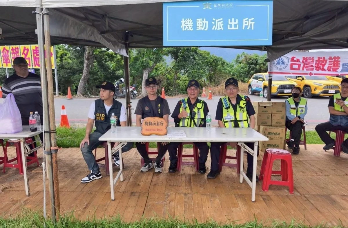 熱氣球嘉年華閉幕人潮擠爆!機動派出所發威助2遊客找回遺失錢包